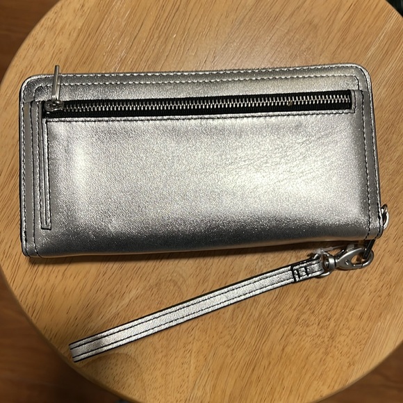 New! FOSSIL Logan RFID Wallet Zip Around Clutch Wristlet Metallic Silver - Picture 2 of 4